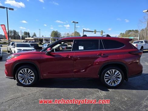 New 2026 Toyota Highlander Platinum image 4