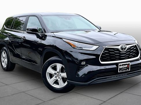 Used 2025 Toyota Highlander LE AWD/4WD image 3