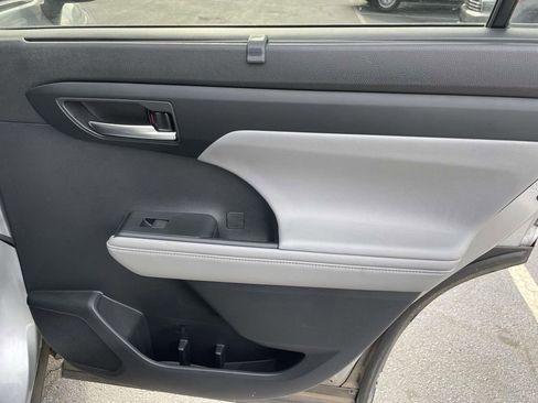 Used 2021 Toyota Highlander XLE image 45