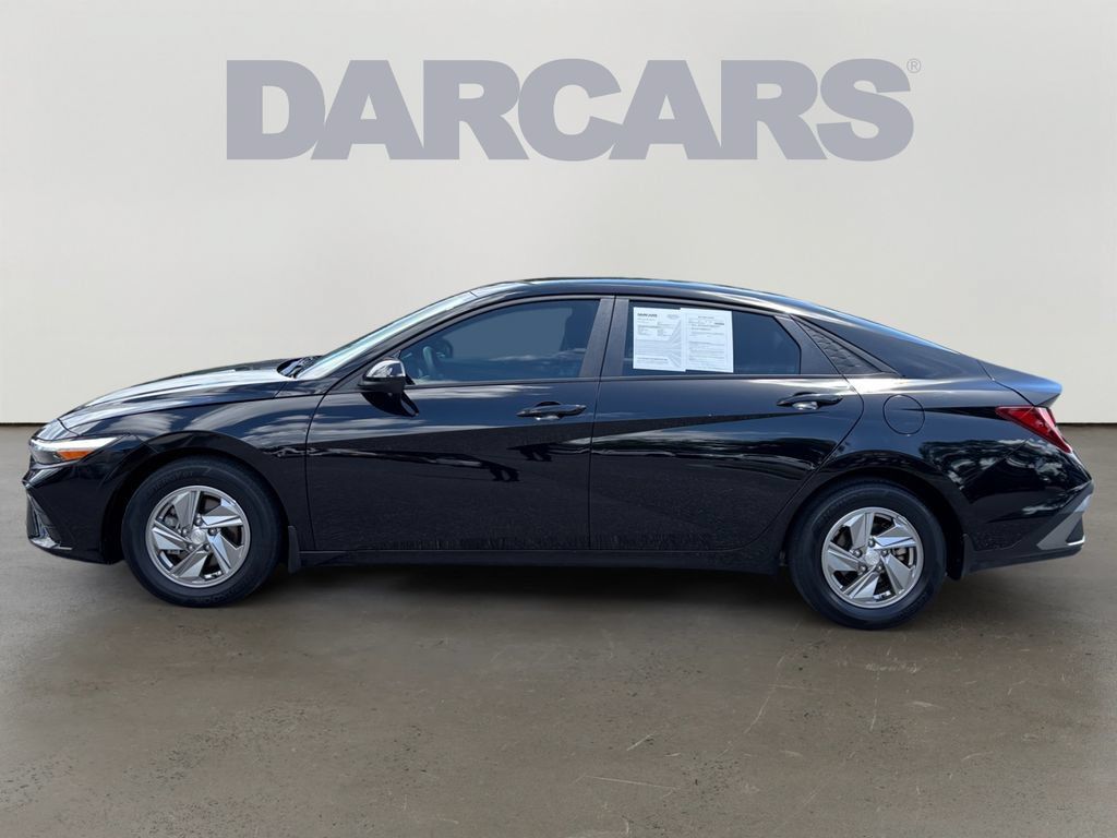 Used 2025 Hyundai Elantra SE FWD image 4