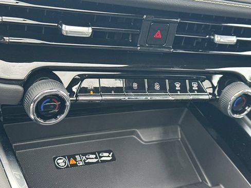 New 2026 Chevrolet Suburban Premier w/ Sun And Tow Package AWD/4WD image 25