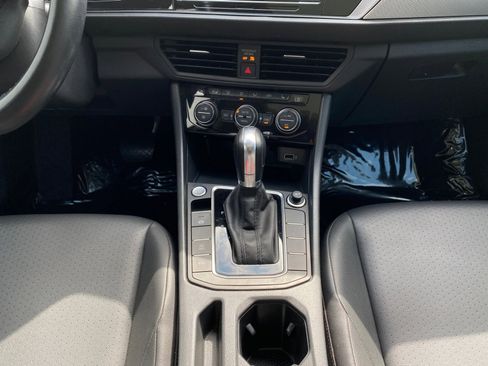 Used 2019 Volkswagen Jetta SE w/ Cold Weather Package image 11