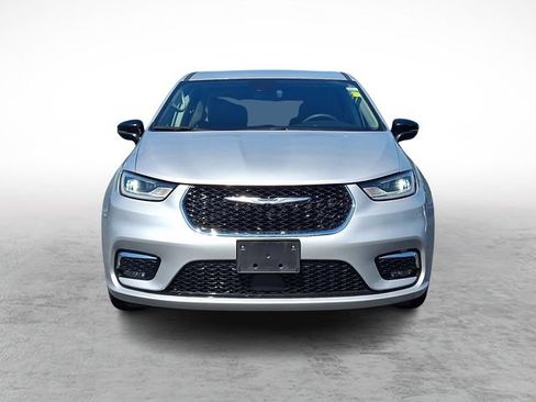 Used 2024 Chrysler Pacifica Touring-L FWD image 2