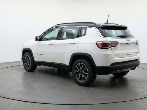 Used 2025 Jeep Compass Trailhawk image 6
