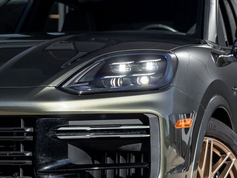 Used 2024 Porsche Cayenne Turbo image 13