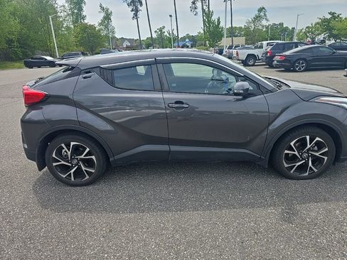 Used 2022 Toyota C-HR XLE image 4