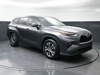 Used 2024 Toyota Highlander XLE video 3