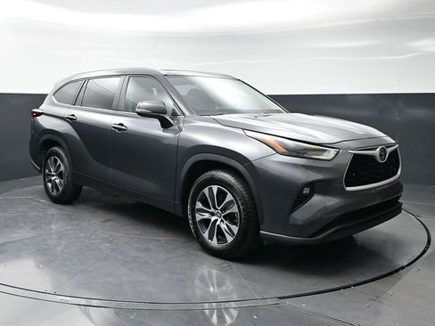 Used 2024 Toyota Highlander XLE image 3