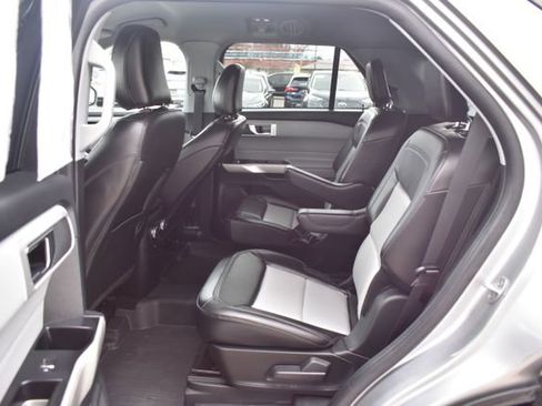 Used 2022 Ford Explorer XLT w/ Equipment Group 202A image 34