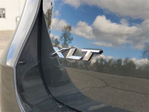 Used 2022 Ford Explorer XLT image 6