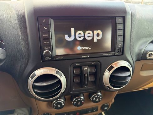 Used 2013 Jeep Wrangler Unlimited Rubicon w/ Connectivity Group AWD/4WD image 25