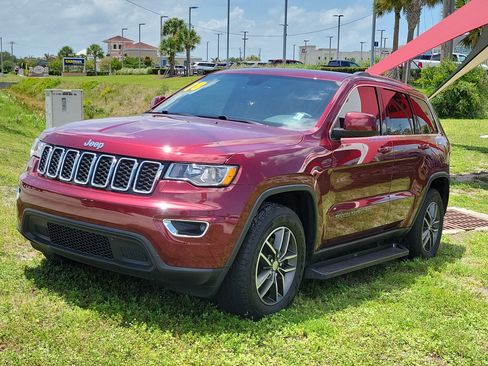 Used 2018 Jeep Grand Cherokee Laredo AWD/4WD image 2