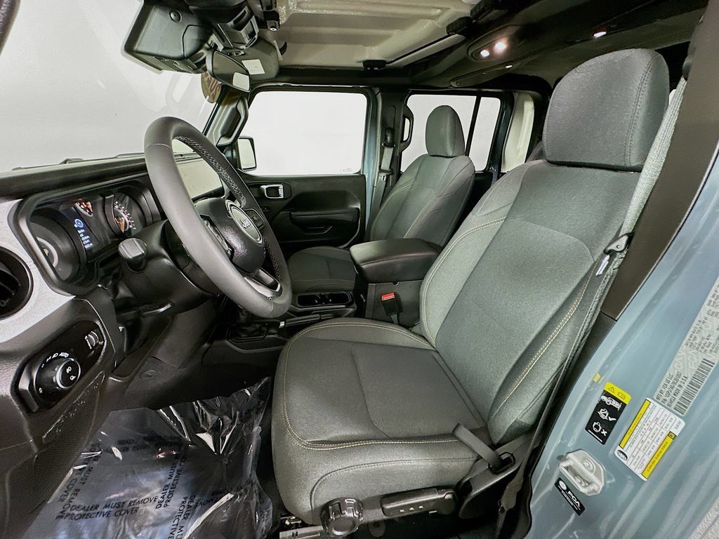 Certified 2025 Jeep Gladiator Sport AWD/4WD image 31