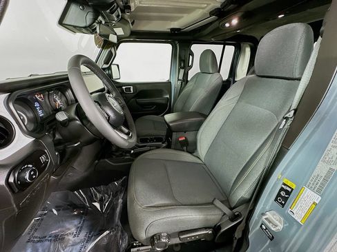 Certified 2025 Jeep Gladiator Sport AWD/4WD image 31