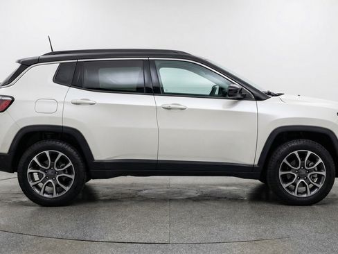 Used 2025 Jeep Compass Trailhawk image 11