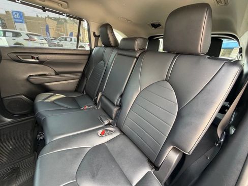 Used 2020 Toyota Highlander XLE AWD/4WD image 19