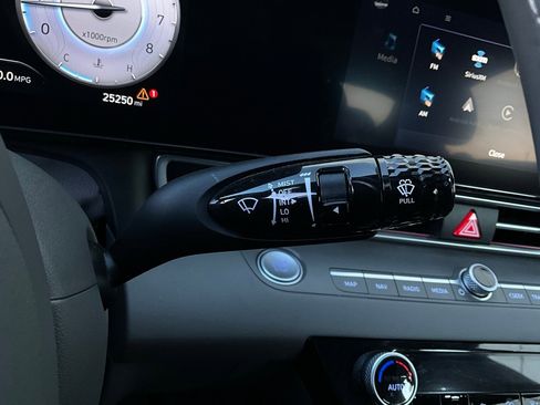 Used 2025 Hyundai Elantra SEL image 39