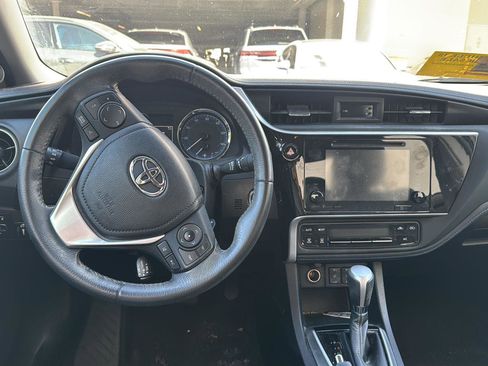 Used 2018 Toyota Corolla XSE FWD image 7
