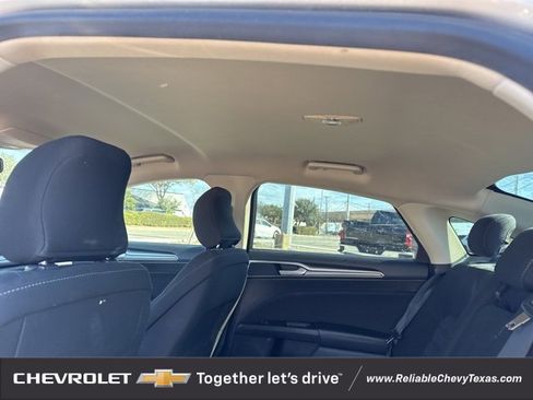 Used 2017 Ford Fusion SE w/ Fusion SE Technology Package image 14