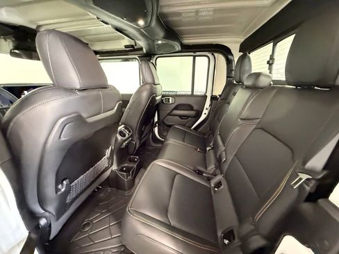 Used 2025 Jeep Gladiator Sport AWD/4WD image 16