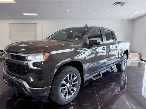 Used 2023 Chevrolet Silverado 1500 LT AWD/4WD image 2