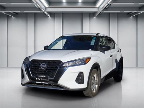 Used 2022 Nissan Kicks S image 3