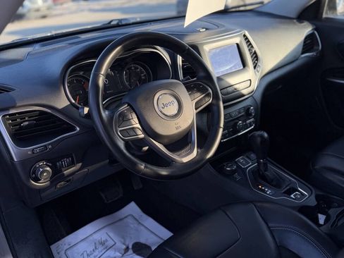Used 2019 Jeep Cherokee Latitude Plus w/ Cold Weather Group AWD/4WD image 9
