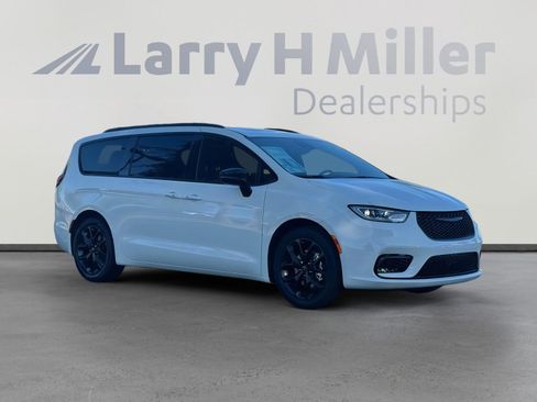 New 2026 Chrysler Pacifica Limited w/ S Appearance Package image 8