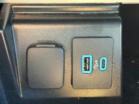 Used 2023 Ford Explorer XLT w/ Equipment Group 202A RWD image 16
