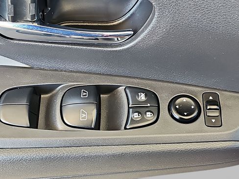 Used 2021 Nissan Kicks SR w/ SR Premium Package FWD image 32