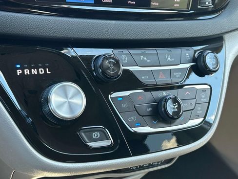 Used 2024 Chrysler Pacifica Touring-L FWD image 37