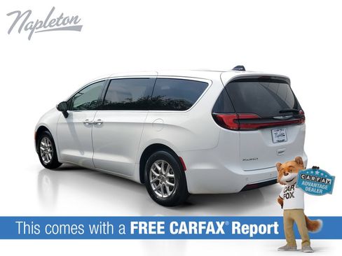 Used 2023 Chrysler Pacifica Touring-L FWD image 3