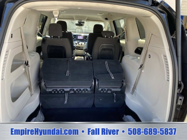 Used 2023 Chrysler Voyager LX FWD image 5