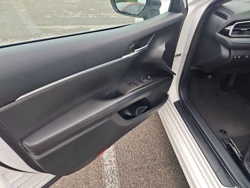 Used 2023 Toyota Camry SE FWD image 5