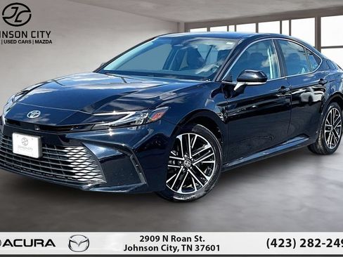 Used 2025 Toyota Camry XLE FWD image 1