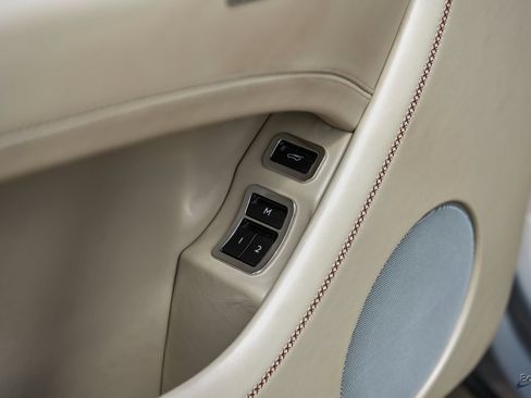 Used 2020 Bentley Bentayga Plug-In Hybrid AWD/4WD image 84