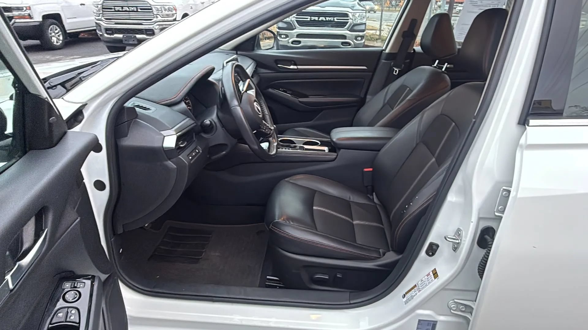 Used 2024 Nissan Altima 2.5 SR FWD image 10