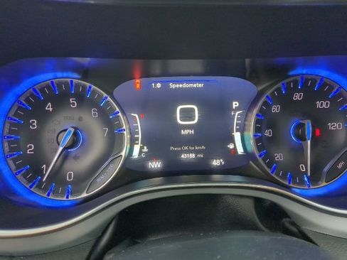 Used 2025 Chrysler Pacifica Limited FWD image 18