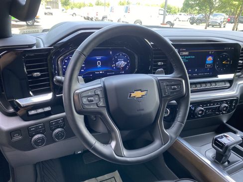 Used 2024 Chevrolet Silverado 1500 High Country w/ Technology Package AWD/4WD image 17