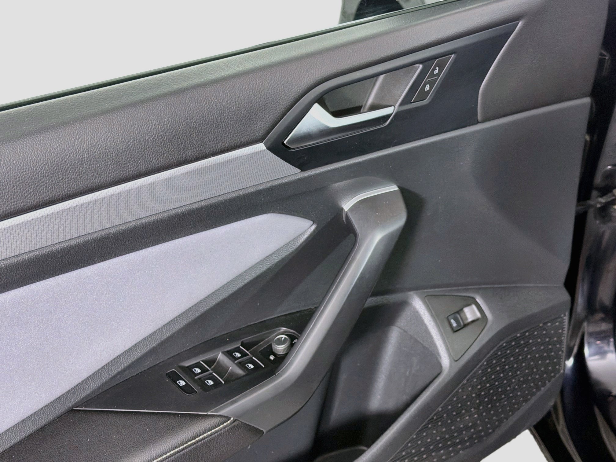 Used 2025 Volkswagen Jetta SE FWD image 15