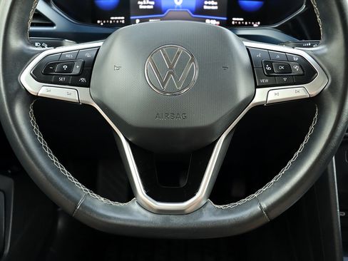 Used 2022 Volkswagen Taos SE w/ Panoramic Sunroof Package FWD image 40