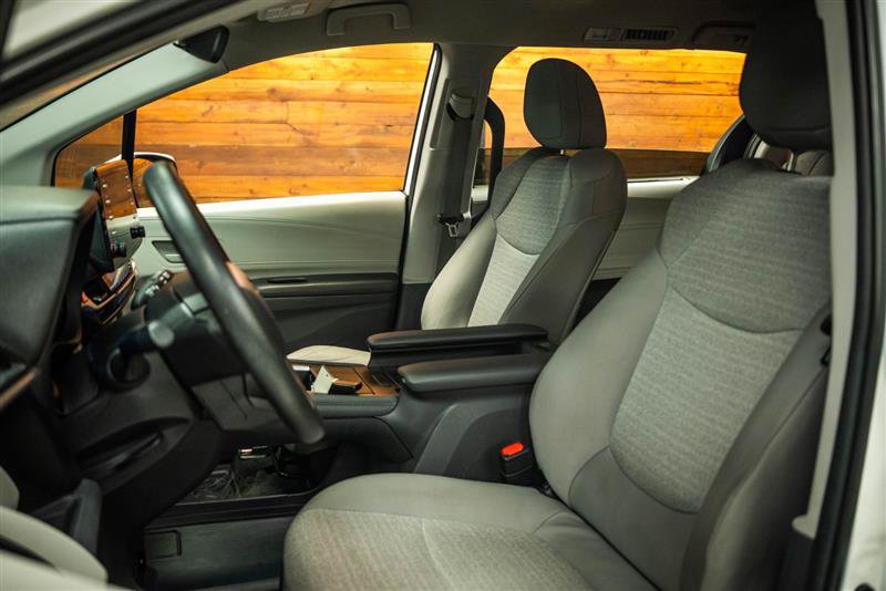 Used 2024 Toyota Sienna LE AWD/4WD image 9