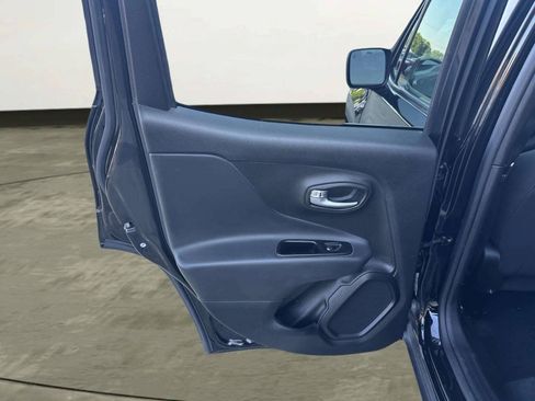 Used 2022 Jeep Renegade Latitude AWD/4WD image 38
