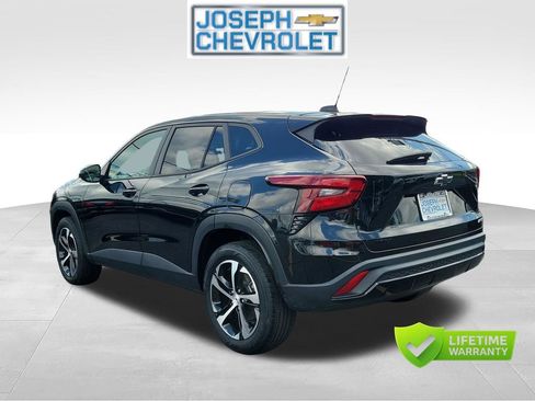 Used 2024 Chevrolet Trax RS w/ Sunroof Package FWD image 3