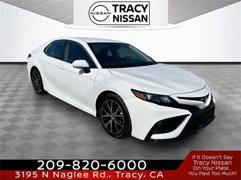 Used 2024 Toyota Camry SE image 1