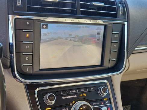 Used 2017 Lincoln Continental Select image 32