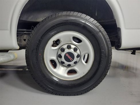 Used 2018 GMC Savana 2500 w/ Driver Convenience Package image 9