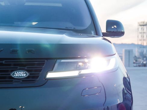 Used 2023 Land Rover Range Rover Sport SE image 4