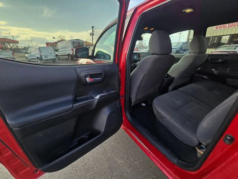 Used 2019 Toyota Tacoma TRD Off-Road AWD/4WD image 12