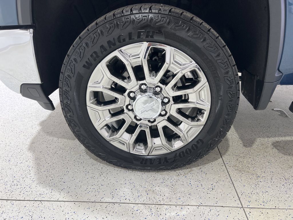 Used 2025 Chevrolet Silverado 2500 LTZ w/ LTZ Premium Package AWD/4WD image 31